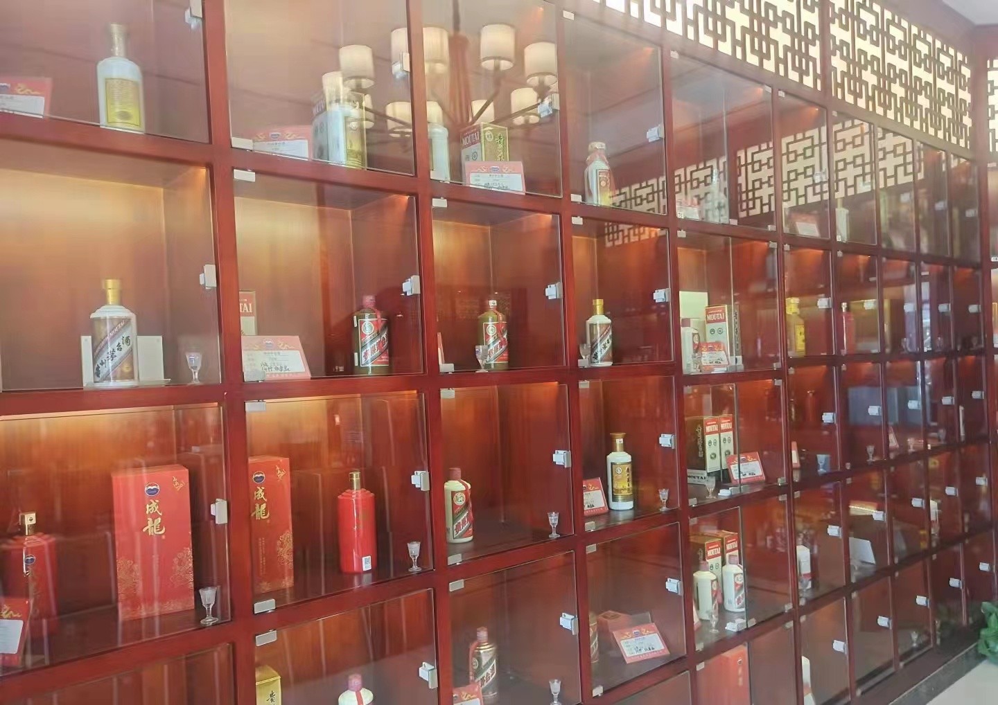 来凤茅台酒回收，老酒回收公司哪里有回收?